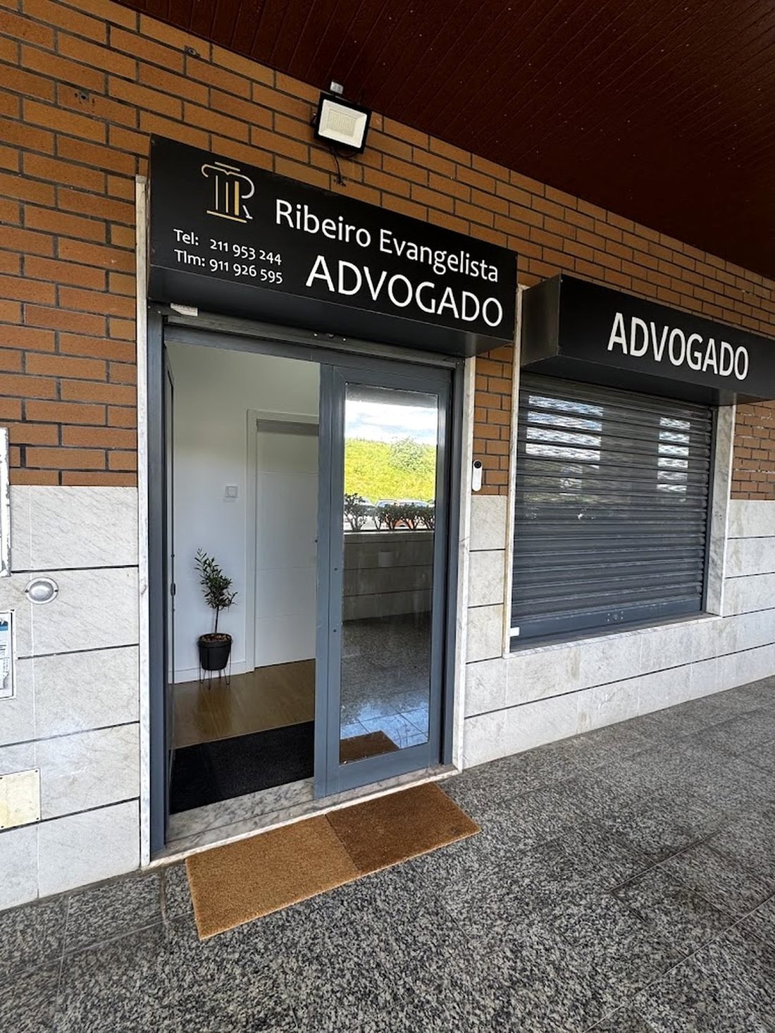A entrada, na Avenida Amália Rodrigues